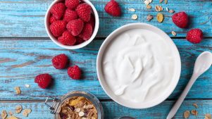 ¿Es mejor el yogurt natural o el griego?