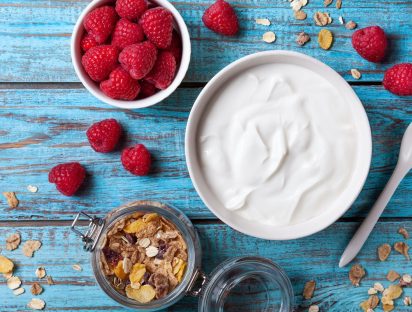 ¿Es mejor el yogurt natural o el griego?