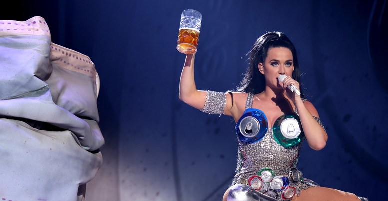 Katy Perry habla sobre lo que pasó con su ojo y no es estrés