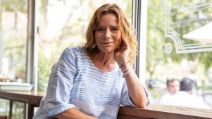 Kathy Salosny lanza ‘El abuso no es un espectáculo’, su libro autobiográfico