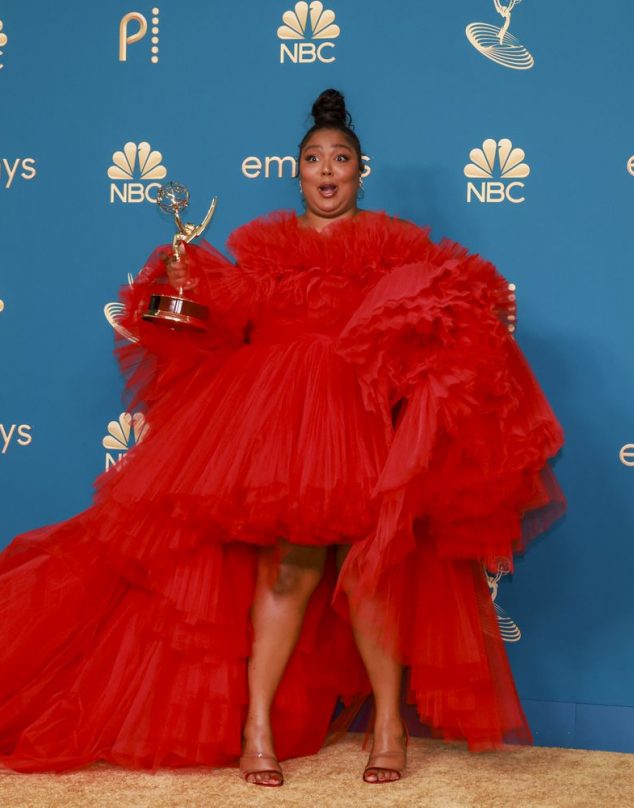 Lizzo sorprende a fan enviándole el vestido que usó en los Emmys