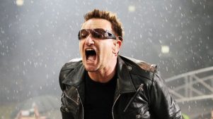 Bono de U2 cuenta porqué nunca se saca los lentes de sol