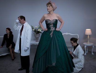 “La Sra. Harris va a París”: la película fashionista del año desde hoy en cartelera