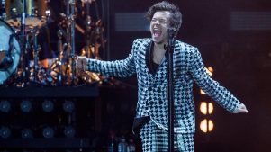 Harry Styles recibe un proyectil en su ojo en pleno concierto