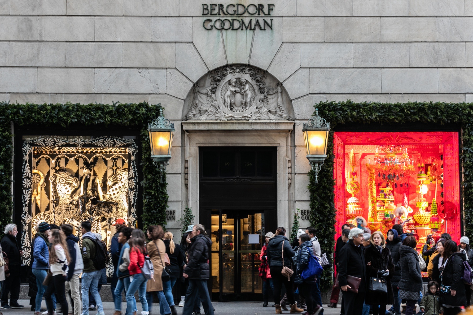 Ya es Navidad en Nueva York: grandes tiendas revelan sus espectaculares vitrinas