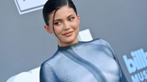 Kylie Jenner sigue los pasos de su hermana y usa vestido vintage de un museo