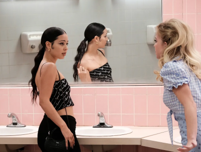 Icónico: Bratz recrea la escena de ‘Euphoria’ de Maddy y Cassie en el baño