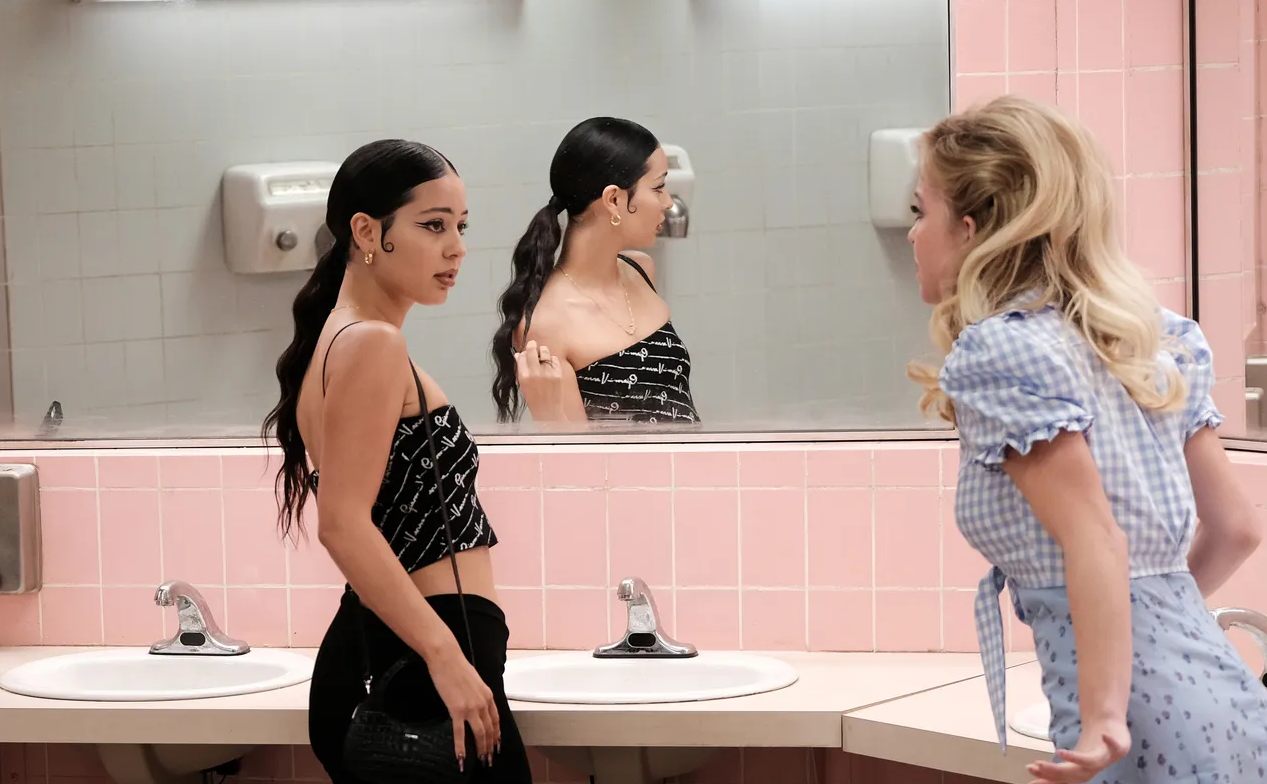 Icónico: Bratz recrea la escena de ‘Euphoria’ de Maddy y Cassie en el baño