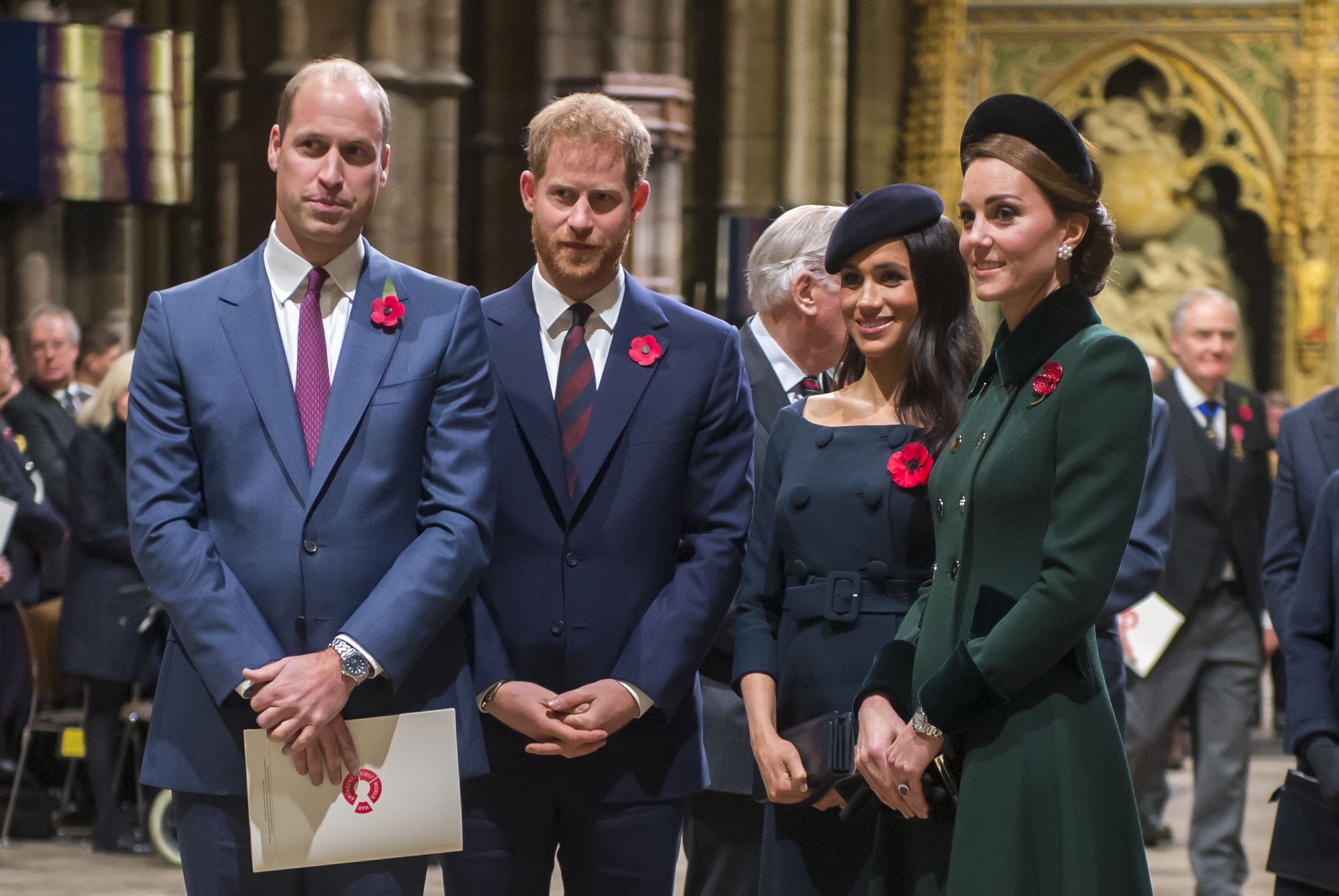 ¿Por qué todos los miembros de la familia real británica llevan este accesorio en noviembre?
