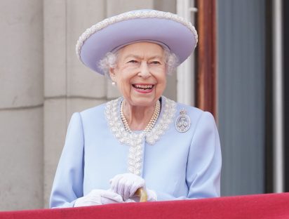 Isabel II encabeza lista de ‘mujeres del año’ de Harper’s Bazaar