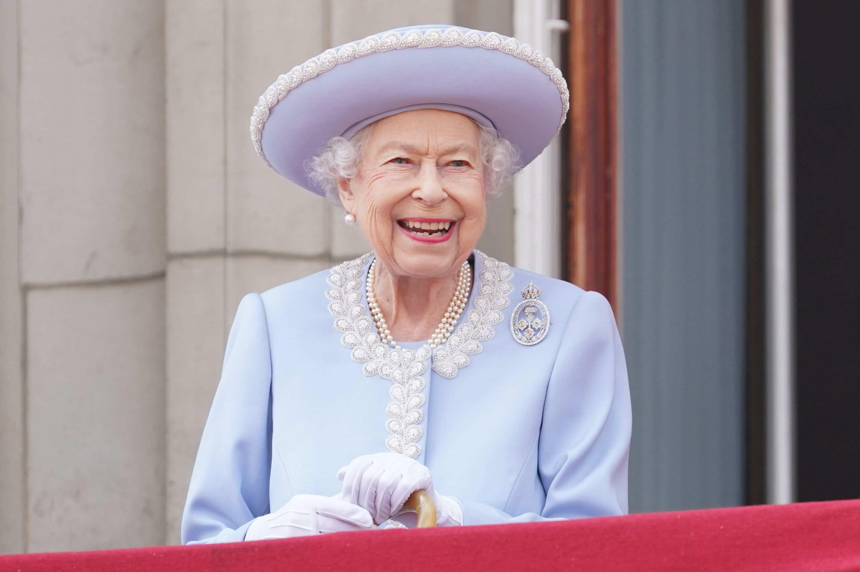 Isabel II encabeza lista de ‘mujeres del año’ de Harper’s Bazaar