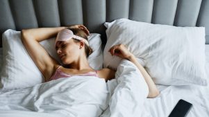 ¿Es peligroso dormir con el celular cerca de la cama? Esto dicen los expertos