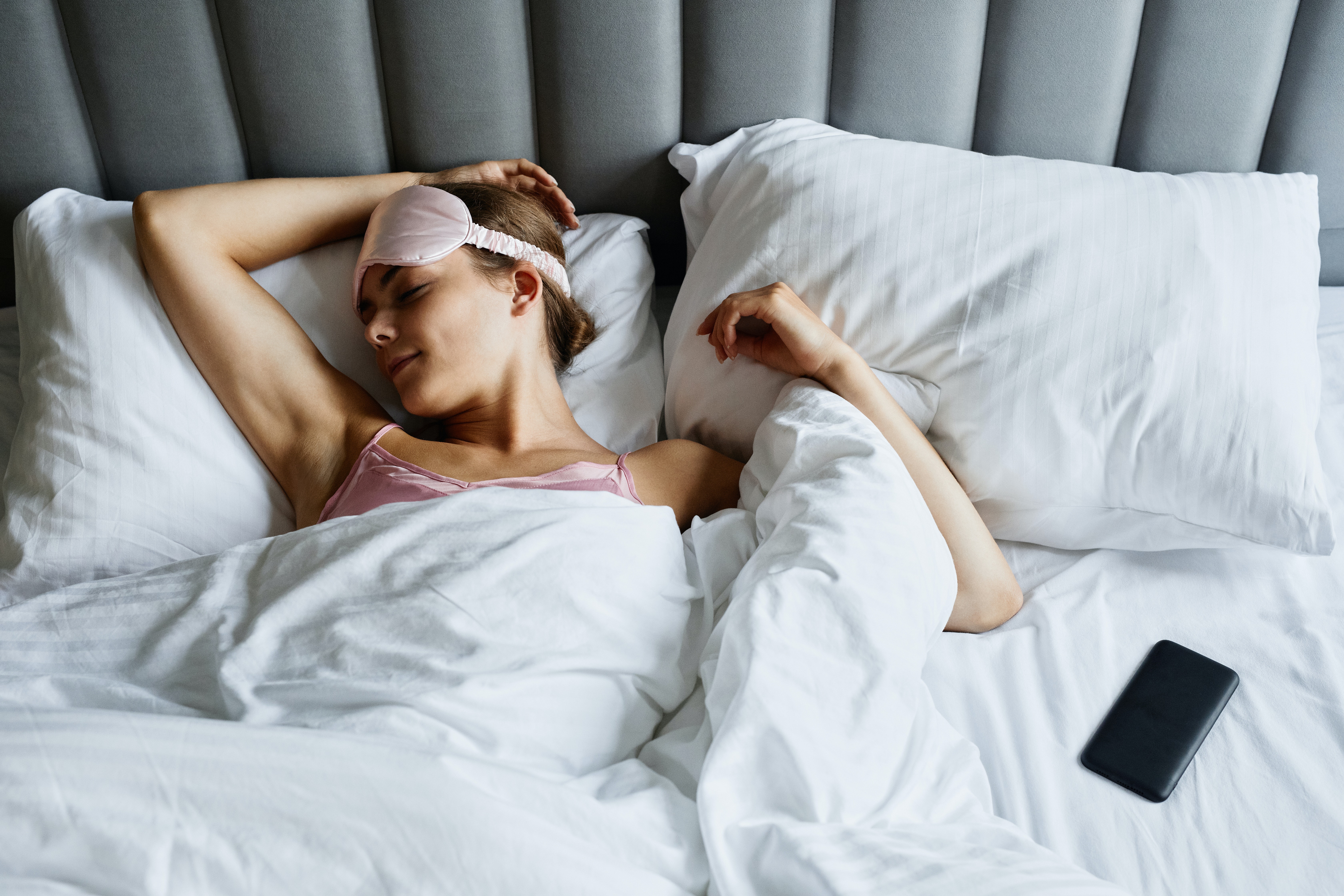 ¿Es peligroso dormir con el celular cerca de la cama? Esto dicen los expertos