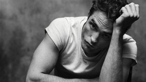 Robert Pattinson debuta en red carpet con su pareja por primera vez en 4 años