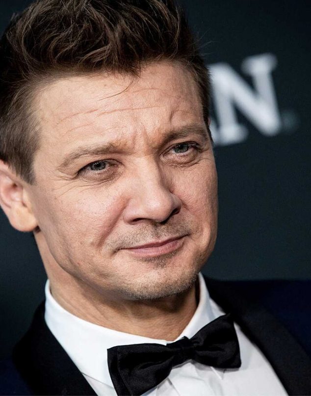 Jeremy Renner habla por primera vez y comparte una foto en el Hospital