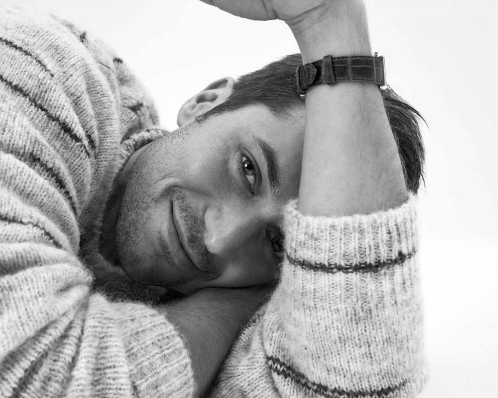 Lucas Bravo de “Emily in Paris” revela el gesto más romántico que ha hecho