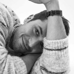 Lucas Bravo de “Emily in Paris” revela el gesto más romántico que ha hecho