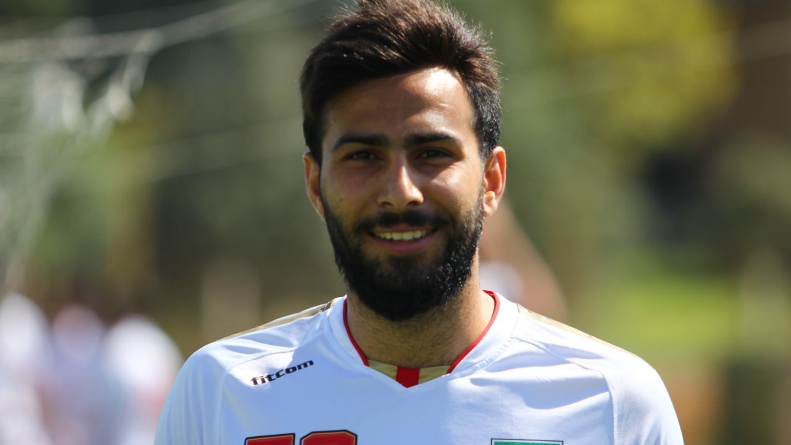 Futbolista iraní evita la pena de muerte, pero recibe dura condena por defender los derechos de las mujeres