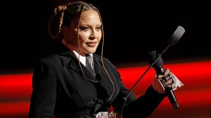 Polémica en las redes por apariencia “irreconocible” de Madonna en los Grammys