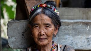 Filipina de 106 años es la modelo con mayor edad en protagonizar una portada de Vogue