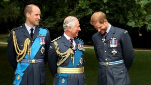 Según expertos, Harry “no verá” a Carlos y William durante la coronación