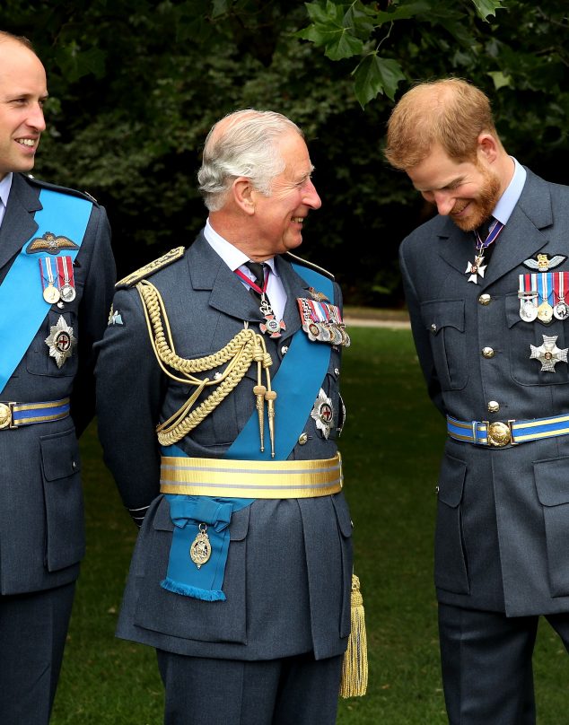 Según expertos, Harry “no verá” a Carlos y William durante la coronación