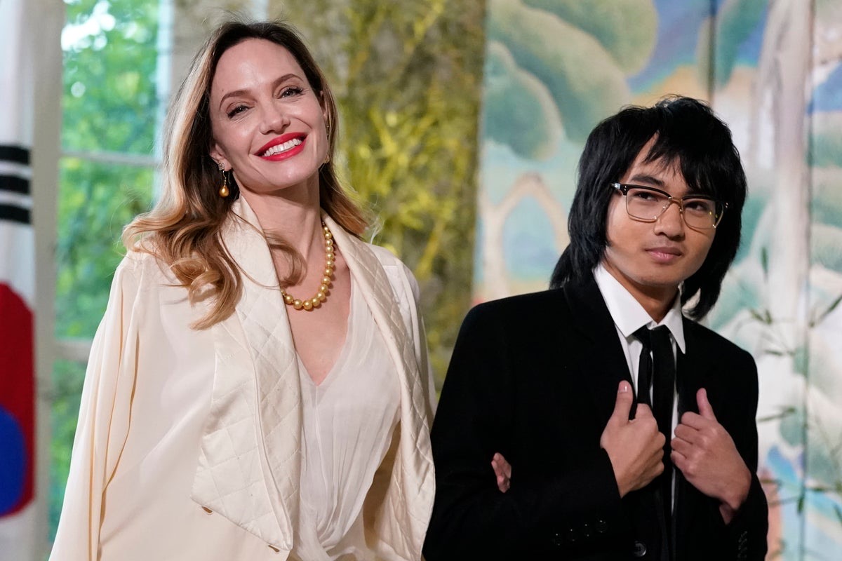 Revista Velvet Angelina Jolie y su hijo Maddox son vistos en la Casa