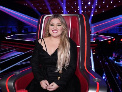 Kelly Clarkson protagoniza polémica por un pájaro mecánico