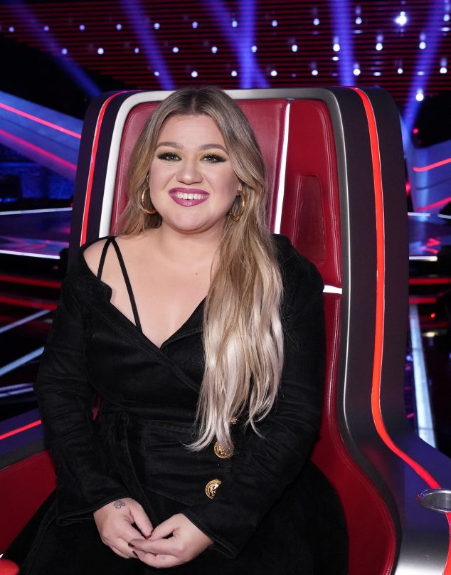 Kelly Clarkson protagoniza polémica por un pájaro mecánico