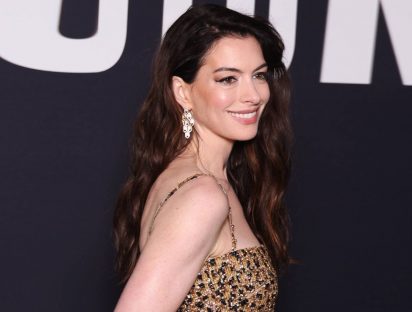 El renacer de Anne Hathaway: ahora protagoniza campaña de Versace