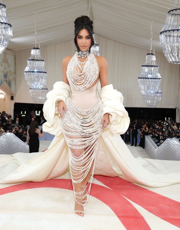 Kim Kardashian vuelve a romper un vestido en la MET Gala
