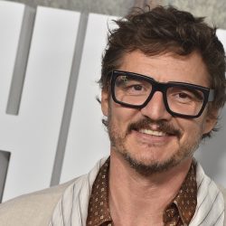 Pedro Pascal es visto disfrutando concierto de The Cure en Londres