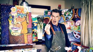 Pierce Brosnan cumple 70 años e inaugura su primera exposición de arte