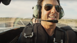 Piloteando un avión en vuelo, Tom Cruise le envía un saludo al Rey Carlos III