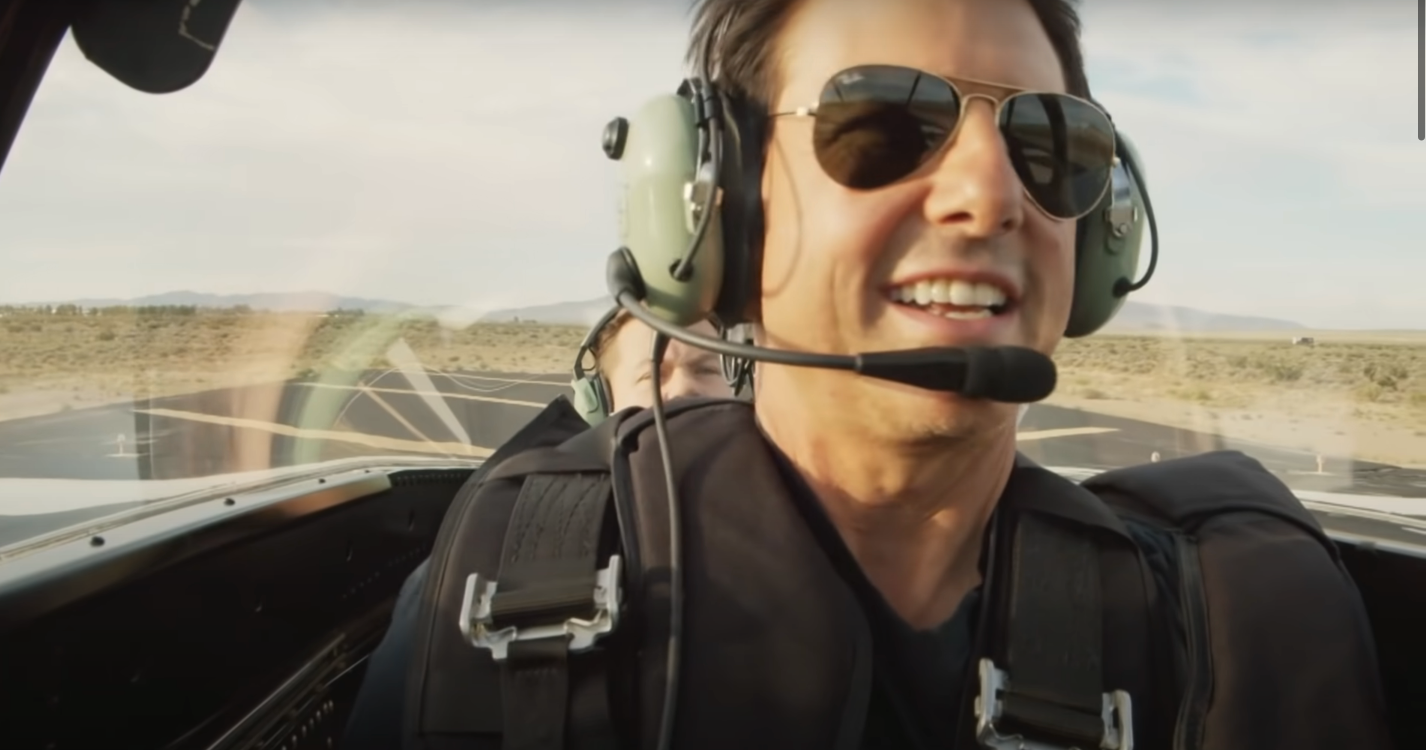 Piloteando un avión en vuelo, Tom Cruise le envía un saludo al Rey Carlos III