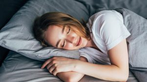 Hojas de laurel debajo de la almohada: El truco viral para dormir mejor