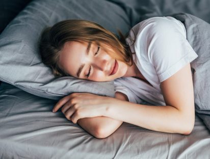 Hojas de laurel debajo de la almohada: El truco viral para dormir mejor