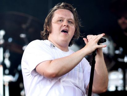 Lewis Capaldi sufre una crisis de Síndrome de Tourette en pleno concierto y así reacciona el público