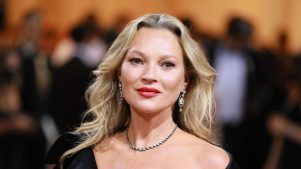 Kate Moss se cayó en el cumpleaños número 22 de su hija Lila