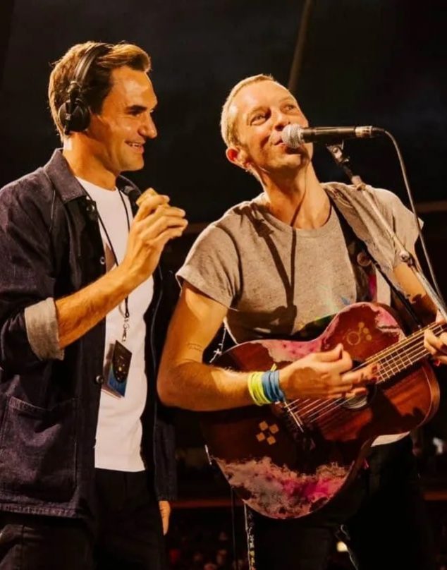 Roger Federer se sube al escenario a cantar con Coldplay