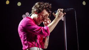 Harry Styles sufre un golpe en el ojo durante un concierto