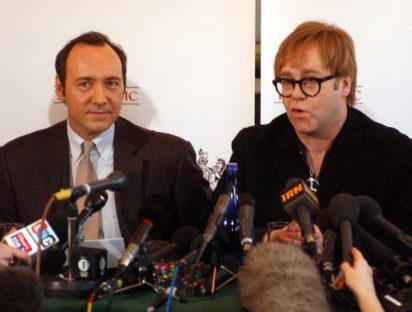 ¿Por qué Elton John y su marido testificaron en el juicio contra Kevin Spacey?