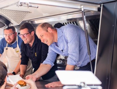 Príncipe William sorprende vendiendo hamburguesas en Londres