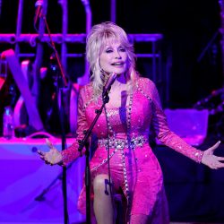 Dolly Parton estrena nueva estrella tras vandalismo