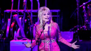 Dolly Parton prefiere ‘caerse muerta en el escenario’ a retirarse