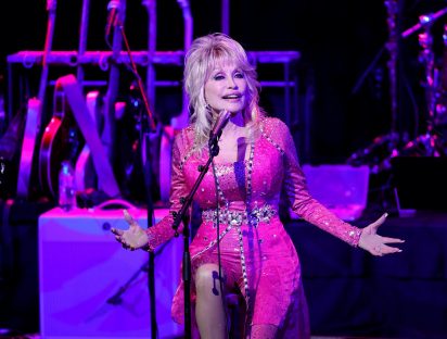 Dolly Parton prefiere ‘caerse muerta en el escenario’ a retirarse