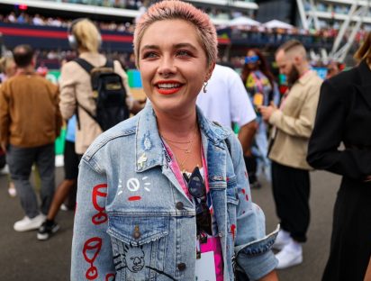 Florence Pugh ondea la bandera de la F1 por una noble causa