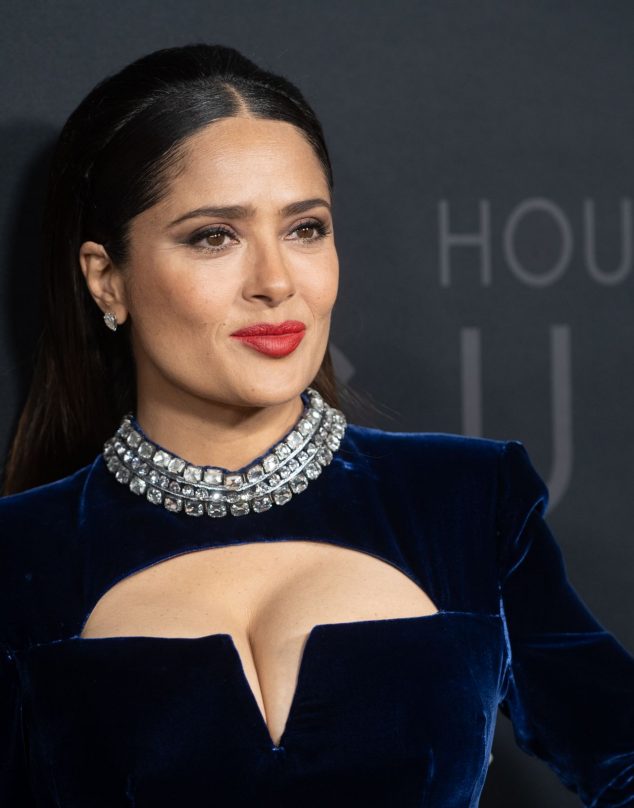 Salma Hayek revela cómo mantiene su piel tersa sin botox a los 56 años