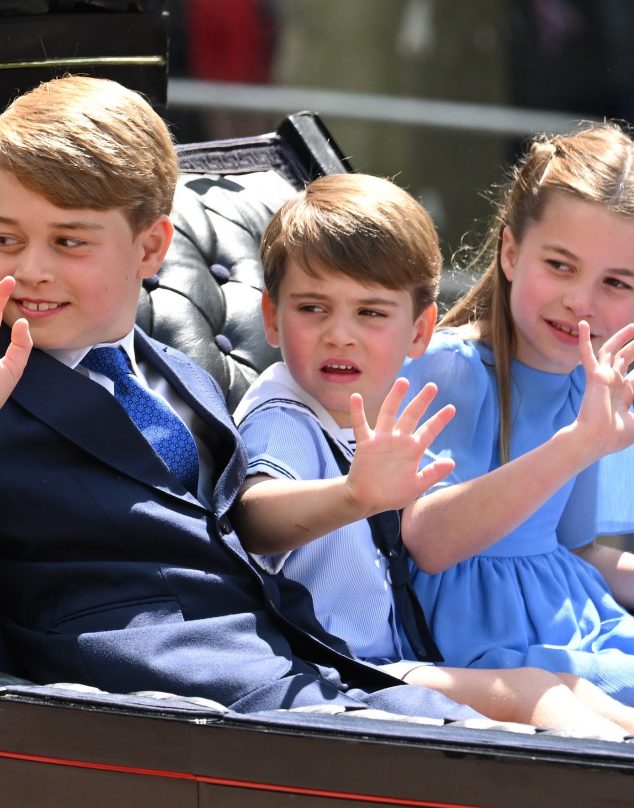 ¿Por qué George, Charlotte y Louis no se sientan a la mesa junto al resto de la familia?