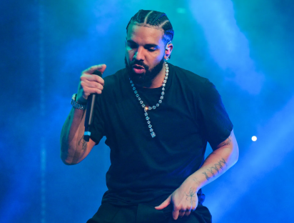 “No soy tacaño”: El millonario regalo de Drake a fanática en su concierto